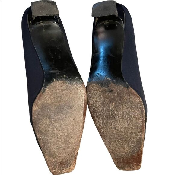 Stuart
Weitzman Littlebow Navy Crepe Fabric Pumps 8B - Picture 5 of 5